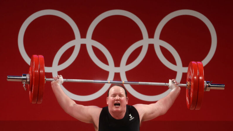 Laurel Hubbard, atleta trangénero del equipo de Nueva Zelanda, compite durante el levantamiento de pesas - Grupo A de 87kg+ femenino en el décimo día de los Juegos Olímpicos de Tokio 2020 en el Foro Internacional de Tokio el 02 de agosto de 2021 en Tokio, Japón. (Chris Graythen/Getty Images)