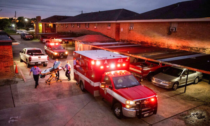 Los paramédicos del Departamento de Bomberos de Houston se preparan para transportar a una mujer positiva al COVID-19 a un hospital en Houston, Texas, el 15 de septiembre de 2021. (John Moore/Getty Images)
