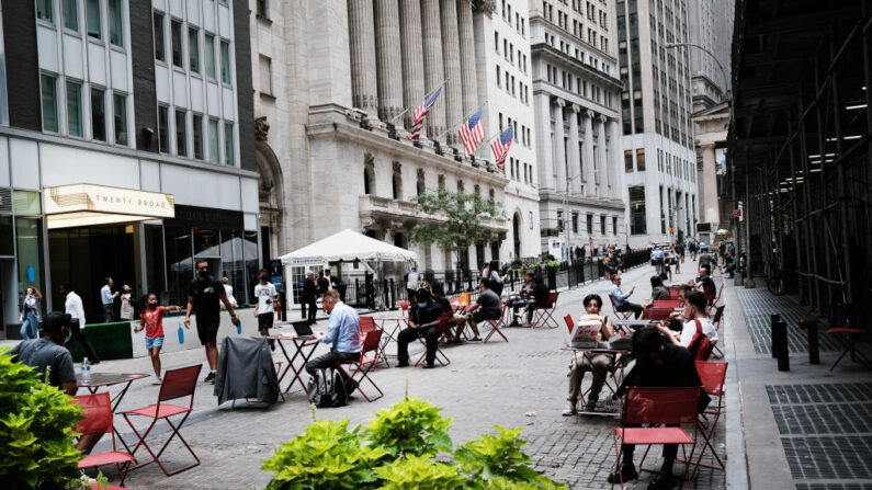 La gente come fuera de la Bolsa de Valores de Nueva York (NYSE), el 16 de septiembre de 2021, en la ciudad de Nueva York. (Spencer Platt/Getty Images)