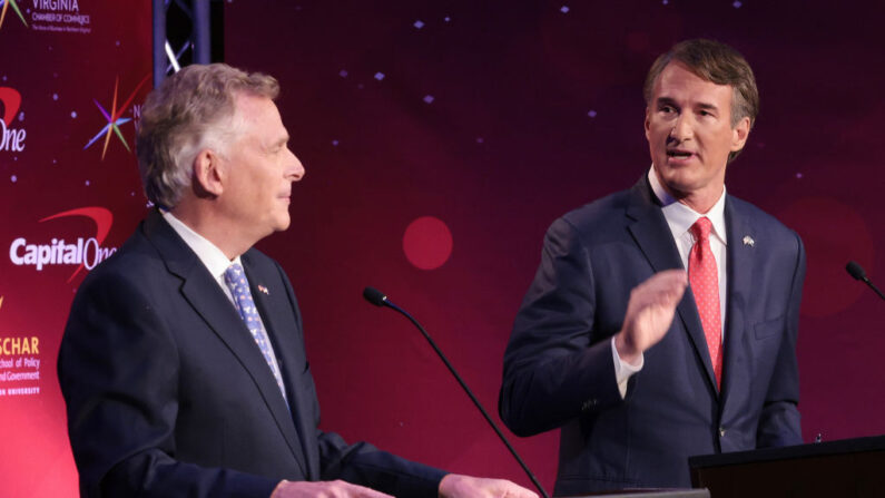 El exgobernador de Virginia Terry McAuliffe (izq.) y el entonces candidato republicano a gobernador Glenn Youngkin (der.) en el debate final el 28 de septiembre de 2021 en Alexandria, Virginia. (Win McNamee/Getty Images)