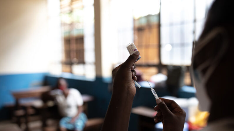 Una enfermera prepara la segunda dosis de la vacuna AstraZeneca, el 29 de septiembre de 2021, en Kampala, Uganda. (Luke Dray/Getty Images)