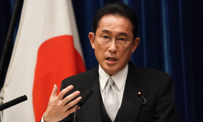 Fumio Kishida, nuevo primer ministro de Japón, habla durante una conferencia de prensa en su residencia oficial en Tokio el 4 de octubre de 2021. (Toru Hanai/Pool/Getty Images)
