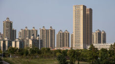Promotores inmobiliarios chinos venden acciones mientras se agudizan problemas de impago