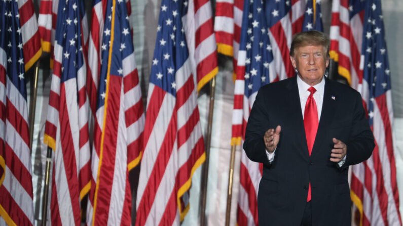 El expresidente Donald Trump llega para un mitin en el recinto ferial del estado de Iowa en Des Moines, Iowa, el 9 de octubre de 2021. (Scott Olson/Getty Images)