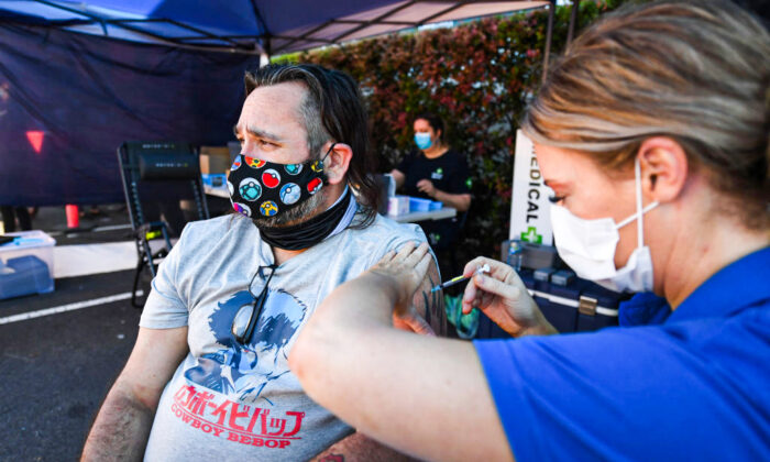 Shaun Fenwick recibe la vacuna Covid-19 fuera de una ferretería Bunnings el 16 de octubre de 2021 en Brisbane, Australia. (Dan Peled/Getty Images)