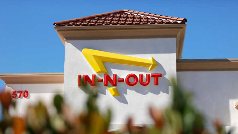 El logotipo de In-n-Out se muestra en la fachada del restaurante de comida rápida en Pleasant Hill, California, el 28 de octubre de 2021. (Justin Sullivan/Getty Images)