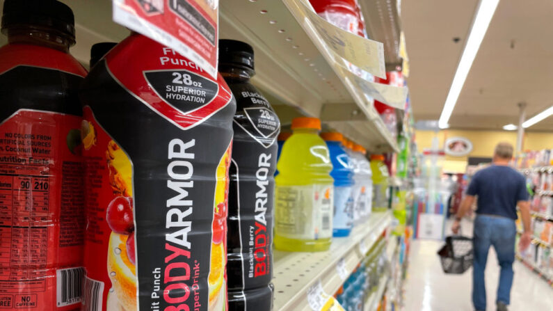 Las bebidas deportivas BodyArmor se exhiben en un estante de una tienda Safeway el 01 de noviembre de 2021 en Mill Valley, California. (Justin Sullivan/Getty Images)