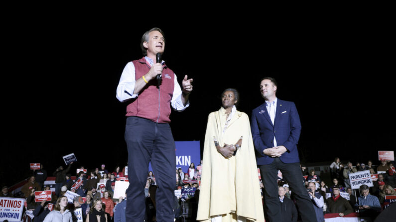 El candidato republicano de Virginia a vicegobernador Winsome Sears y el candidato republicano a fiscal general de Virginia Jason Miyares miran mientras el candidato republicano a gobernador de Virginia Glenn Youngkin habla en un mitin de campaña en el recinto ferial del condado de Loudon en Leesburg, Virginia, el 1 de noviembre de 2021. (Anna Moneymaker/Getty Images)