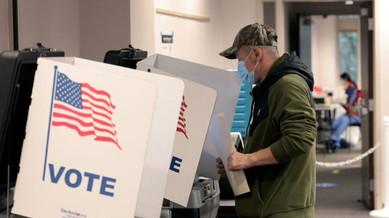 Los residentes de Virginia votan en el Centro de Gobierno del Condado de Fairfax el 2 de noviembre de 2021 en Fairfax, Virginia. (Win McNamee/Getty Images)