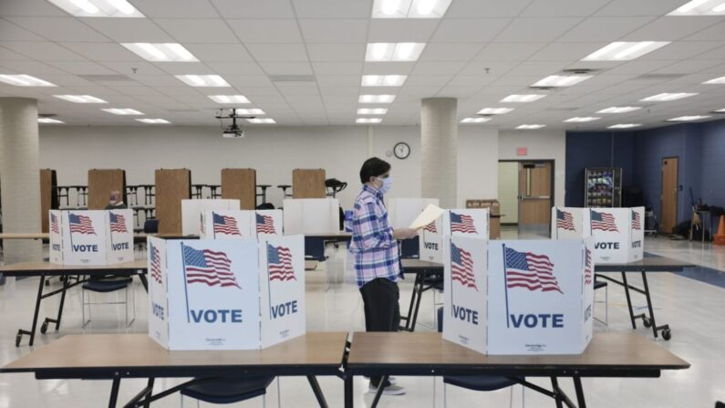 Los residentes de Virginia votan en la escuela secundaria Rocky Run en Chantilly, Virginia, el 2 de noviembre de 2021. (Anna Moneymaker/Getty Images)