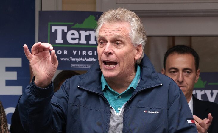 El candidato demócrata a gobernador, el exgobernador de Virginia Terry McAuliffe, habla a sus partidarios durante un evento el 02 de noviembre de 2021 en Falls Church, Virginia. (Win McNamee/Getty Images)