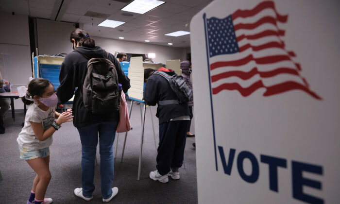 Los votantes emitieron sus votos en el Centro de Gobierno del Condado de Fairfax, el 2 de noviembre de 2021, en Fairfax, Virginia. (Chip Somodevilla/Getty Images)