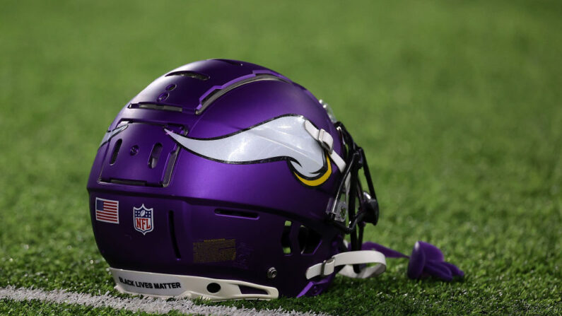 Una vista detallada de un casco de los Minnesota Vikings durante los calentamientos antes de un partido entre los Minnesota Vikings y los Dallas Cowboys en el U.S. Bank Stadium el 31 de octubre de 2021 en Minneapolis, Minnesota. (Stacy Revere/Getty Images)