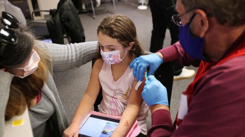 Una niña recibe la vacuna contra COVID-19 de Pfizer BioNTech en el Centro Gubernamental del Condado de Fairfax en Annandale, Virginia, el 4 de noviembre de 2021. (Chip Somodevilla/Getty Images)