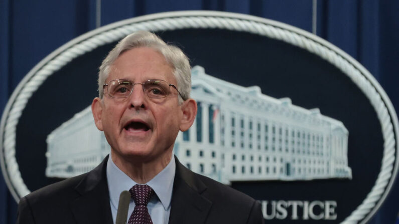 El fiscal general de Estados Unidos, Merrick Garland, habla durante una conferencia de prensa en el edificio principal de justicia Robert F. Kennedy el 08 de noviembre de 2021 en Washington, DC. (Chip Somodevilla/Getty Images)