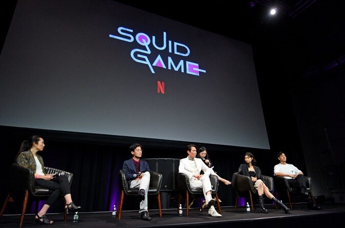 (De izquierda a derecha) Rebecca Sun de THR, Hwang Dong-hyuk, Lee Jung-jae, HoYeon Jung y Park Hae Soo hablan en el escenario en la proyección del gremio de "Squid Game" en NeueHouse Los Ángeles el 08 de noviembre de 2021 en Hollywood, California. (Vivien Killilea/Getty Images para Netflix)