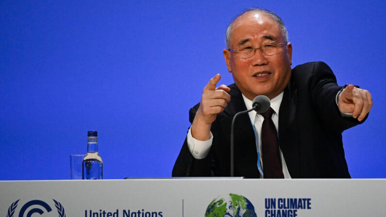 El enviado especial para el clima de China, Xie Zhenhua, durante una declaración conjunta de China y Estados Unidos sobre una declaración que mejora la acción climática en la década de 2020 en la SEC en Glasgow, Escocia, el 10 de noviembre de 2021. (Jeff J Mitchell/Getty Images)
