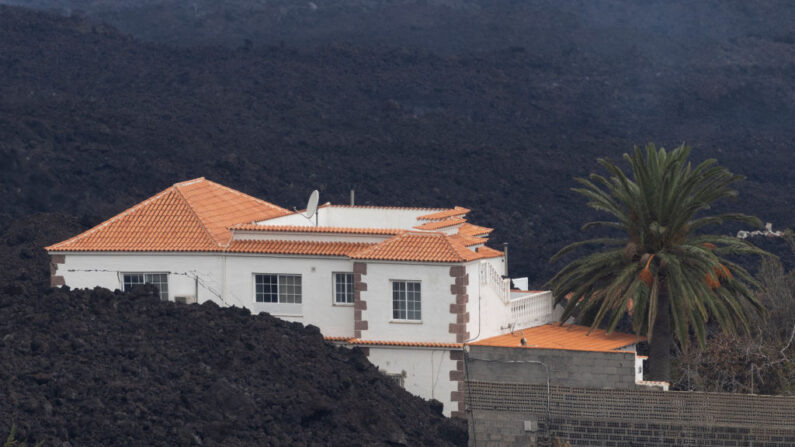 Una casa está rodeada de lava mientras el volcán Cumbre Vieja sigue en erupción el 13 de noviembre de 2021 en La Palma, España. (Dan Kitwood/Getty Images)