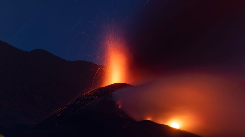 El volcán Cumbre Vieja sigue en erupción el 13 de noviembre de 2021 en La Palma, España. (Dan Kitwood/Getty Images)