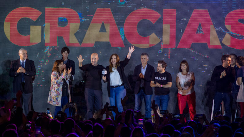 La recién elegida diputada del partido Juntos por el Cambio, María Eugenia Vidal, celebra con el alcalde de la Ciudad de Buenos Aires, Horacio Rodríguez Larreta, y el expresidente de Argentina, Mauricio Macri, tras las elecciones legislativas de medio término en el búnker de Juntos por el Cambio el 14 de noviembre de 2021 en Buenos Aires, Argentina. (Ricardo Ceppi/Getty Images)