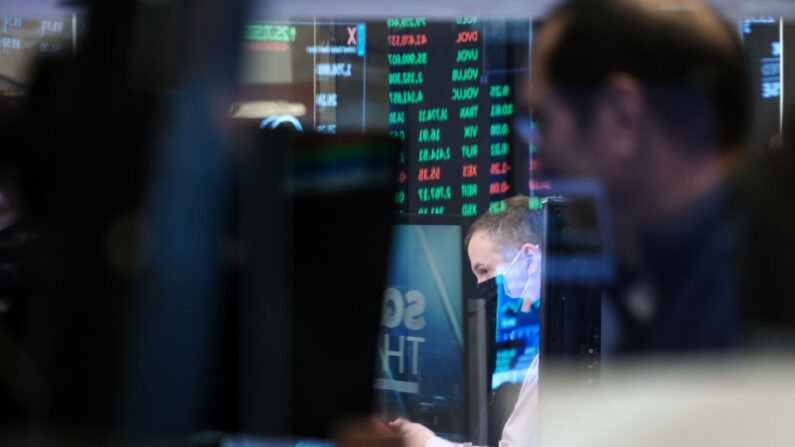 Los operadores trabajan en la sala de la Bolsa de Valores de Nueva York (NYSE), Estados UNidos, el 15 de noviembre de 2021.  (Foto de Spencer Platt/Getty Images)