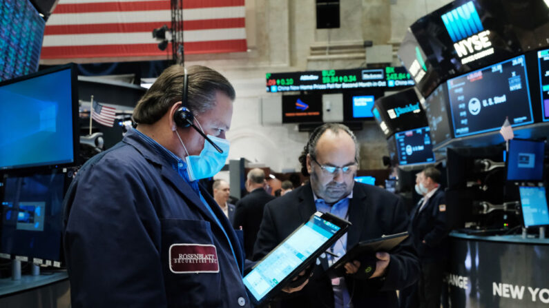 Traders en la Bolsa de Valores de Nueva York (NYSE) el 15 de noviembre de 2021. (Spencer Platt/Getty Images)