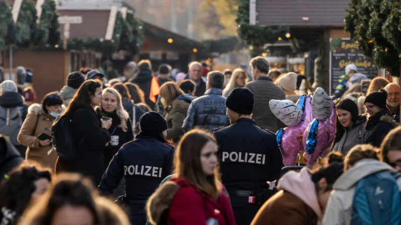 Agentes de policía controlan el cumplimiento del bloqueo en el barrio antiguo de Innsbruck durante el primer día de un bloqueo nacional para las personas no vacunadas contra el covid-19 el 15 de noviembre de 2021 en Innsbruck, Austria. (Jan Hetfleisch/Getty Images)