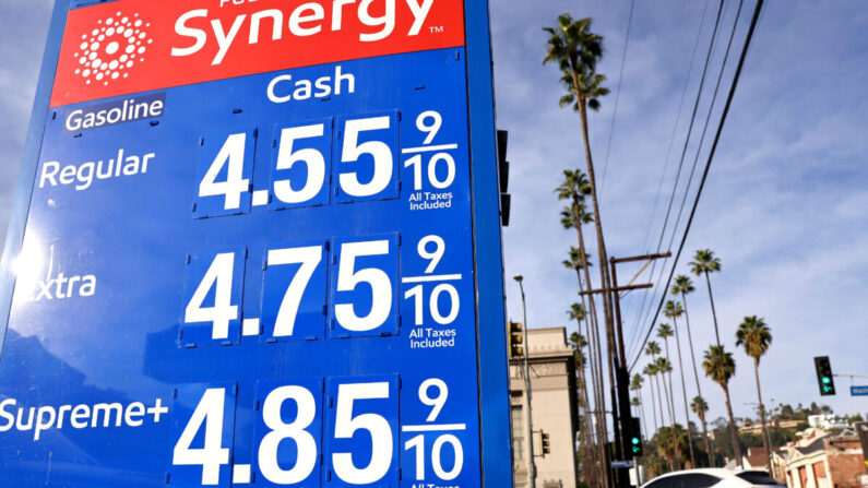 Los precios de la gasolina se muestran en una gasolinera en Los Ángeles, California, el 15 de noviembre de 2021. (Mario Tama/Getty Images)