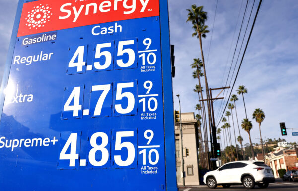 Los precios de la gasolina en una gasolinera de Los Ángeles, California, el 15 de noviembre de 2021. (Mario Tama/Getty Images)