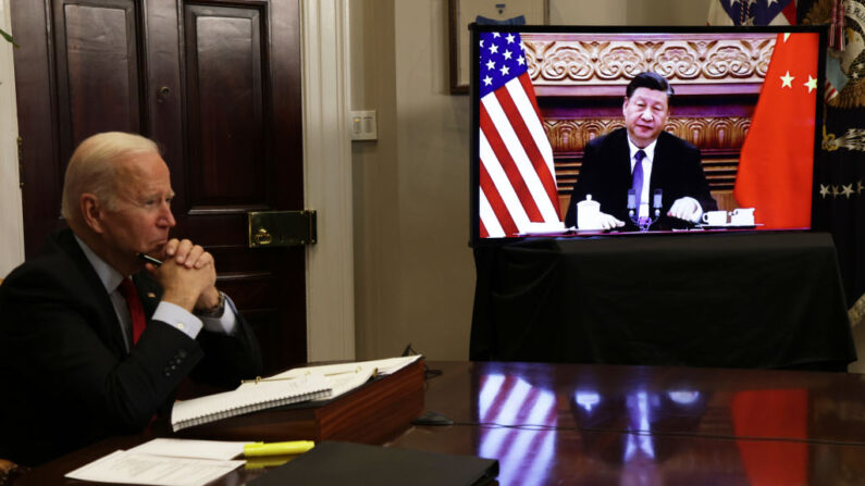 El presidente de Estados Unidos, Joe Biden, participa en una reunión virtual con el presidente chino, Xi Jinping, en el Salón Roosevelt de la Casa Blanca el 15 de noviembre de 2021 en Washington, DC. (Alex Wong/Getty Images)