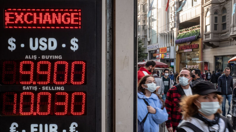 La gente pasa por una tienda de cambio de moneda el 15 de noviembre de 2021 en Estambul, Turquía. (Chris McGrath/Getty Images)