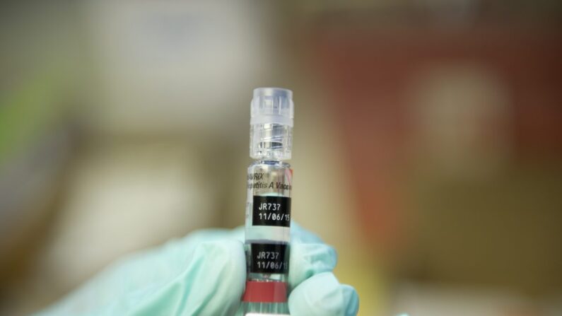 Una enfermera carga una vacuna contra la hepatitis en una clínica de vacunación gratuita para estudiantes antes del inicio del año escolar, en Lynwood, California, el 27 de agosto de 2013. (Robyn Beck/AFP/Getty Images)