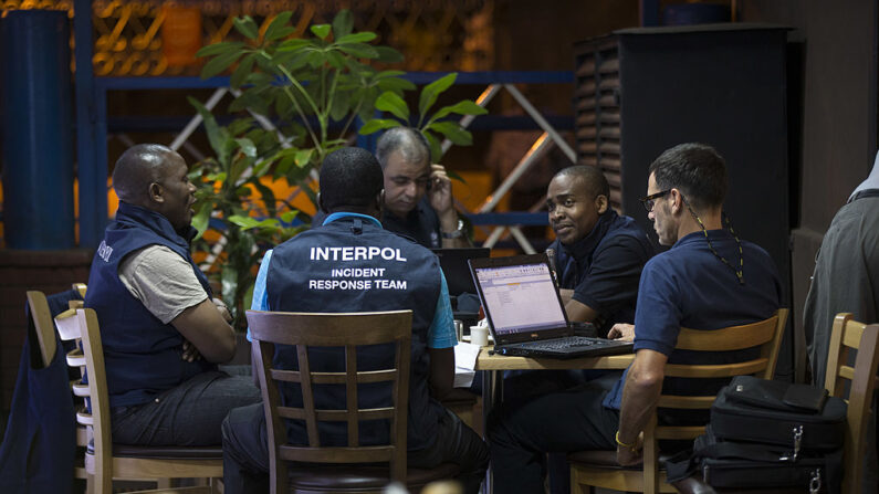 Agentes de la Interpol el 28 de septiembre de 2013 en Nairobi, Kenia. (Uriel Sinai/Getty Images)