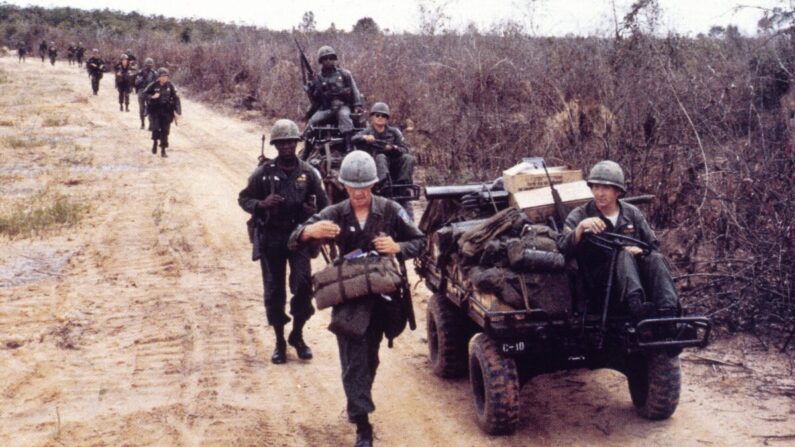 Las tropas estadounidenses se colocan en posición cerca de Bien Hoa, Vietnam, en mayo de 1965. (MPI / Getty Images)