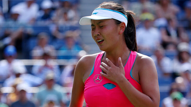 Shuai Peng, de China, reacciona tras lesionarse durante su partido de semifinales de individuales femeninos contra Caroline Wozniacki, de Dinamarca, en la duodécima jornada del US Open 2014, el 5 de septiembre de 2014, en Nueva York.  (Streeter Lecka/Getty Images)