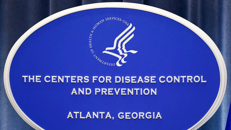  Un cartel con el logotipo de los Centros de Control y Prevención de Enfermedades en el Centro de Comunicaciones Globales Tom Harkin el 5 de octubre de 2014 en Atlanta, Georgia. (Kevin C. Cox/Getty Images)