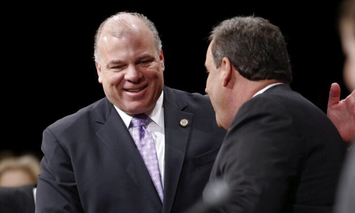 El presidente del Senado de Nueva Jersey, Steve Sweeney, saluda al entonces gobernador de Nueva Jersey, Chris Christie, antes de prestar juramento para su segundo mandato, el 21 de enero de 2014. (Jeff Zelevansky/Getty Images)