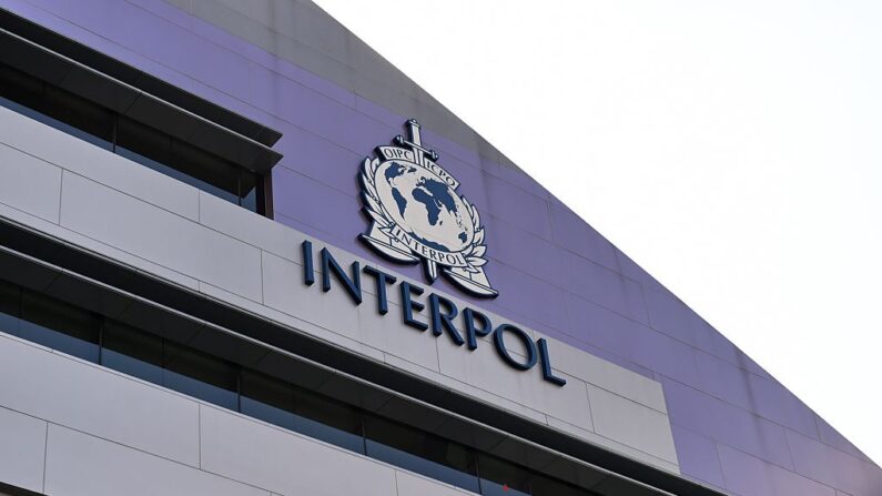 Un logotipo en el recién terminado edificio del Complejo Global de Interpol para la Innovación se ve durante la ceremonia de apertura de la inauguración en Singapur el 13 de abril de 2015. (ROSLAN RAHMAN/AFP vía Getty Images)