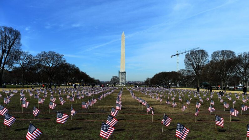 Unas 1892 banderas estadounidenses se instalan en el National Mall de Washington, el 27 de marzo de 2014. (Jewel Samad/AFP/Getty Images)