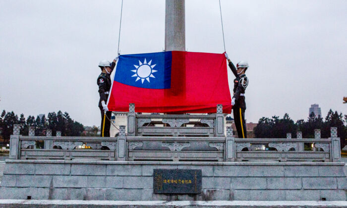 Dos guardias de honor se preparan para izar la bandera de Taiwán en la plaza del Salón Conmemorativo de Chiang Kai-shek en Taipei (Taiwán) el 14 de enero de 2016. (Ulet Ifansasti/Getty Images)