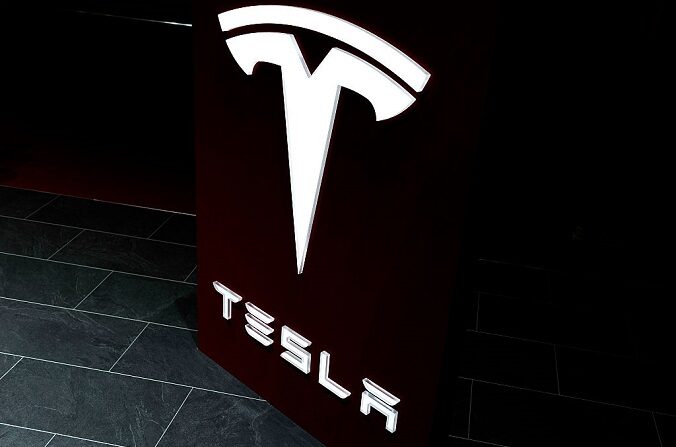 Un logotipo de Tesla se muestra durante el Salón del Automóvil de Ginebra 2016 el 2 de marzo de 2016 en Ginebra, Suiza. (Harold Cunningham/Getty Images)