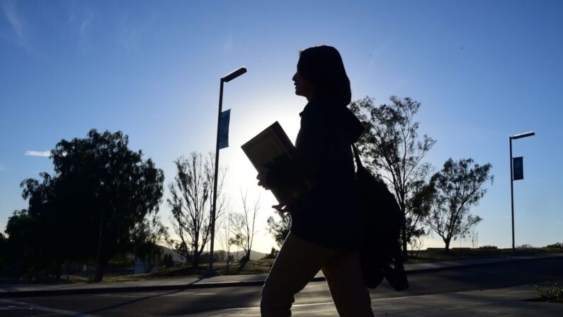 Un estudiante camina por el campus de una escuela en Temecula, California, el 23 de marzo de 2016. (Frederic J. Brown/AFP vía Getty Images)