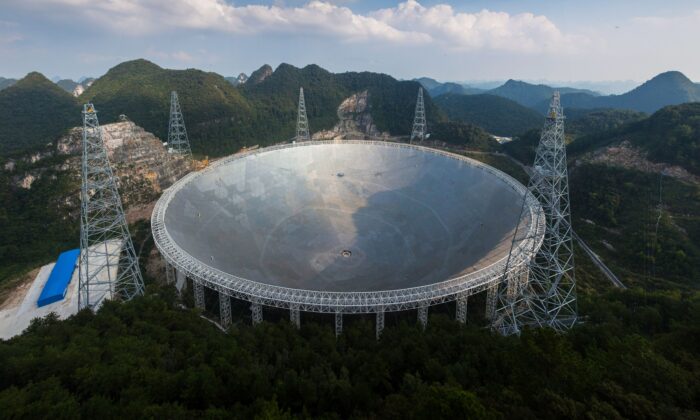 El radiotelescopio esférico de quinientos metros de apertura (FAST) en Pingtang, en la provincia suroccidental china de Guizhou, el 24 de septiembre de 2016 . (STR/AFP vía Getty Images)
