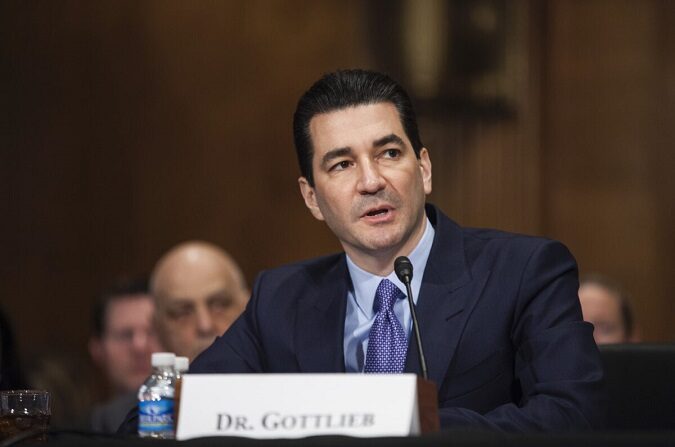 Scott Gottlieb testifica durante una audiencia del Comité de Salud, Educación, Trabajo y Pensiones del Senado, en el Capitolio de EE.UU., el 5 de abril de 2017. (Zach Gibson/Getty Images)