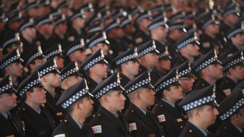 Oficiales de policía de Chicago asisten a una ceremonia de graduación y promoción en el Grand Ballroom en Navy Pier el 15 de junio de 2017 en Chicago, Illinois. (Scott Olson/Getty Images)