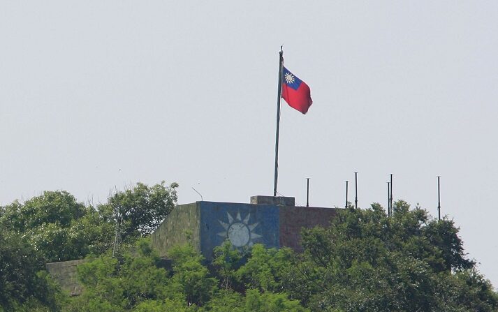 Una bandera taiwanesa ondea sobre una base en Kinmen, a 1.8 kilómetros de la ciudad china de Xiamen, el 29 de julio de 2006 en Kinmen, Taiwán. (Cancan Chu/Getty Images)