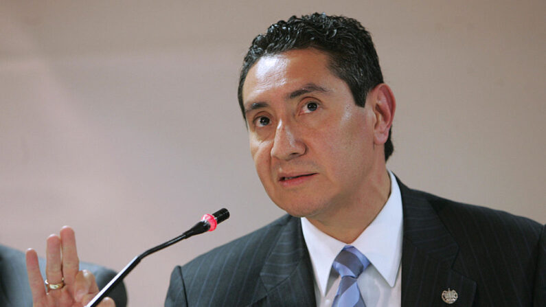 El exministro de Seguridad de El Salvador, René Figueroa da declaraciones durante la conferencia de prensa realizada en la sede del Ministerio Publico, en ciudad de Guatemala, el 27 de febrero de 2007. (STR/AFP vía Getty Images)
