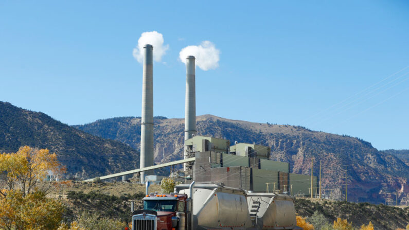 Un camión de carbón pasa junto a la central eléctrica de carbón de 1000 megavatios de Pacificorp el 9 de octubre de 2017 en las afueras de Huntington, Utah. (George Frey/Getty Images)