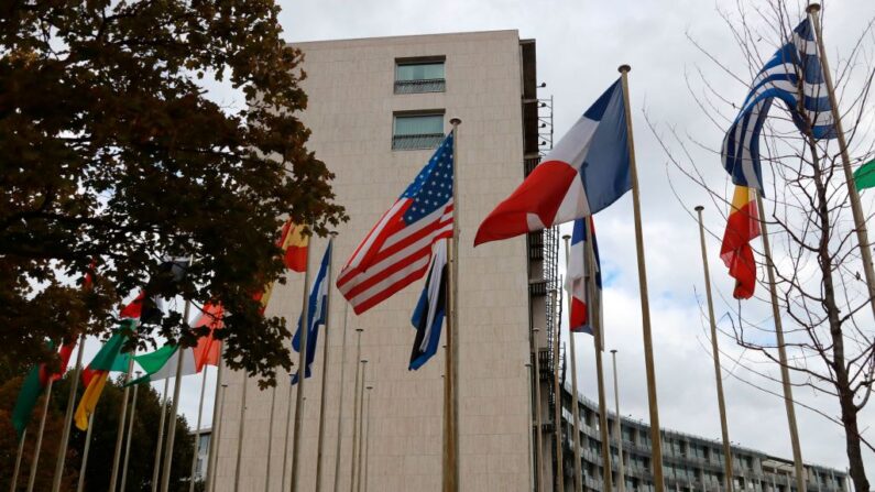 Una foto tomada el 12 de octubre de 2017 muestra las banderas ondeando frente a la sede de la Organización de las Naciones Unidas para la Educación, la Ciencia y la Cultura (UNESCO) en París (Francia). (Jacques Demarthon/AFP vía Getty Images)