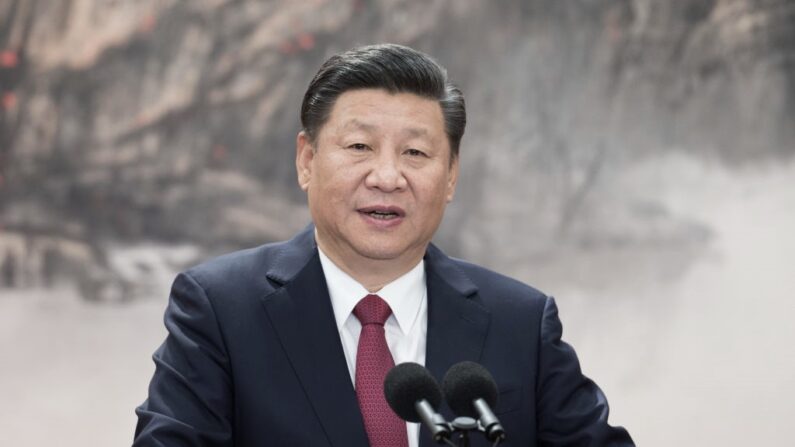 El líder chino Xi Jinping habla en el podio durante la presentación del nuevo Comité Permanente del Politburó del Partido Comunista en el Gran Salón del Pueblo el 25 de octubre de 2017 en Beijing, China. (Lintao Zhang/Getty Images)